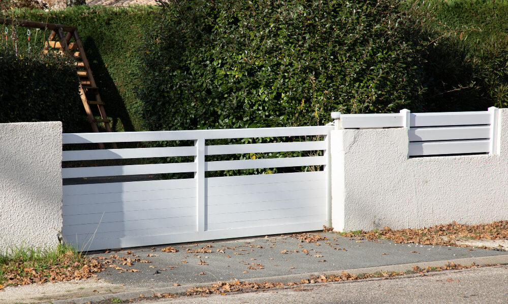 Jak dopasować ogrodzenie do koloru elewacji domu?