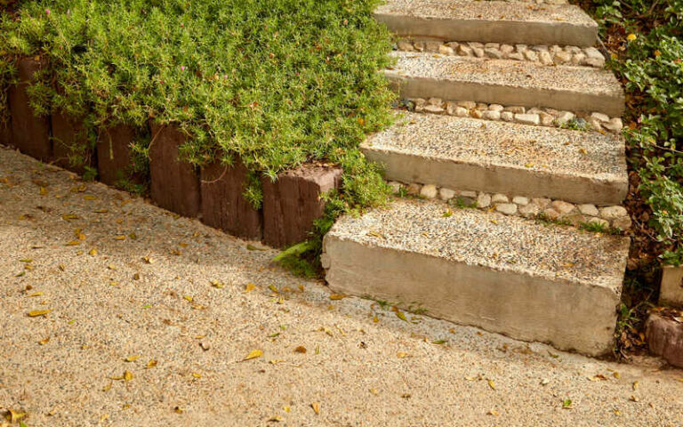 Stopnie betonowe w ogrodzie