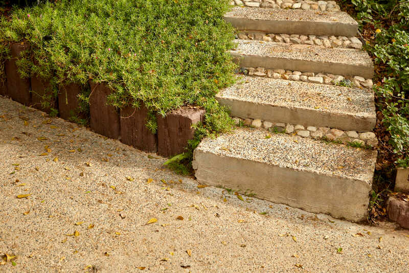 Stopnie betonowe w ogrodzie