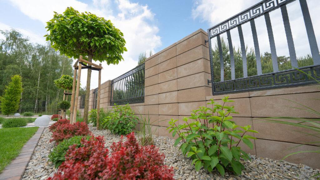 Ogrodzenia w stylu rustykalnym do domu