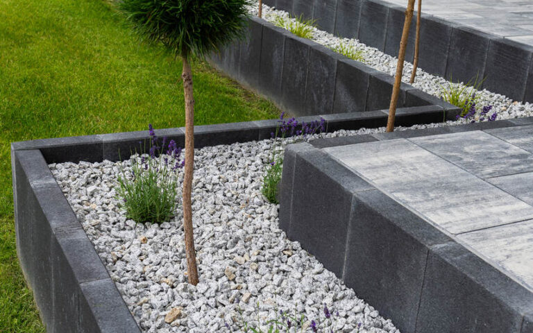 Schody ogrodowe jako element bezpieczeństwa na skarpie
