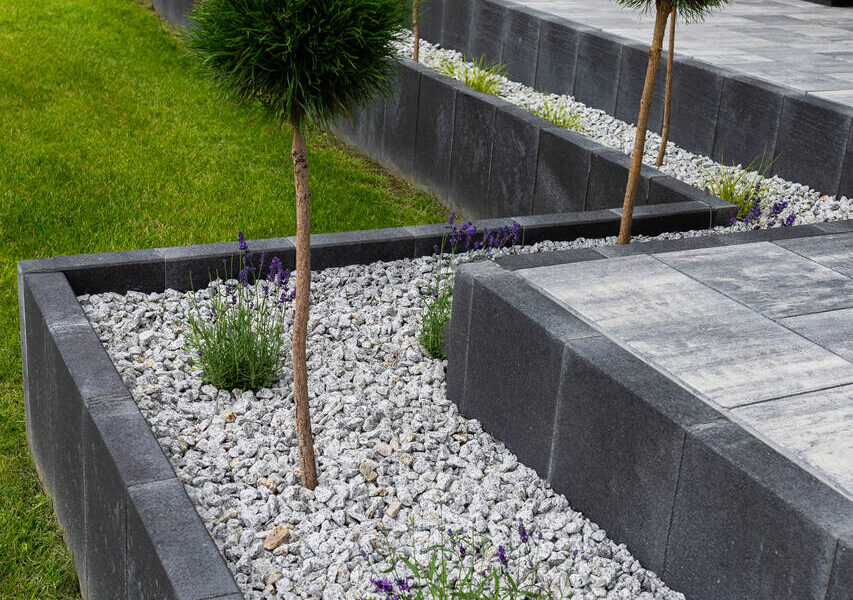 Schody ogrodowe jako element bezpieczeństwa na skarpie