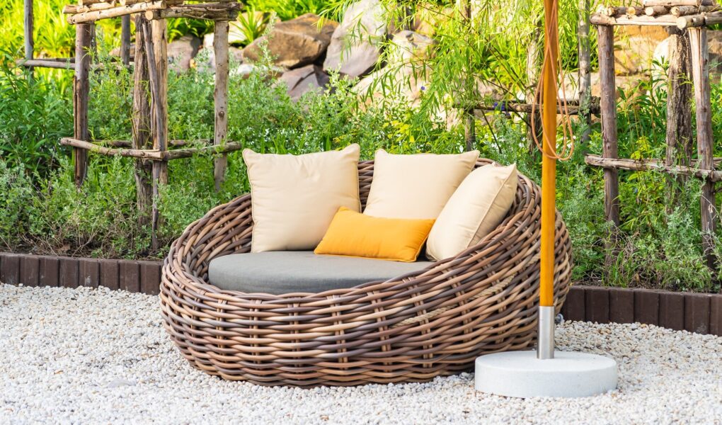 Jak łączyć obrzeża z meblami ogrodowymi