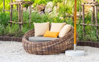 Jak łączyć obrzeża z meblami ogrodowymi