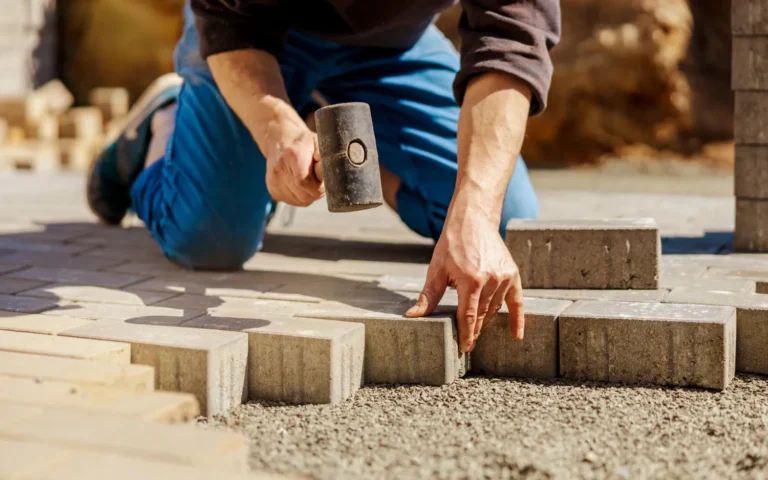 Jak prawidłowo ułożyć płyty brukowe samodzielnie?