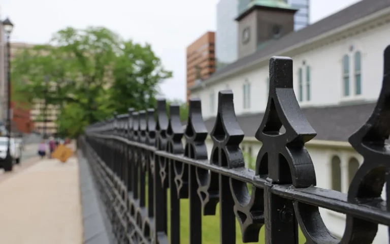 Ogrodzenia metalowe w stylu industrialnym