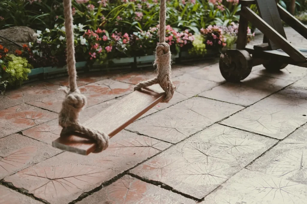 Jak dbać o połączenie kostki brukowej z drewnem?