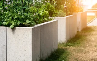 Kolorowe palisady jako akcent w ogrodzie