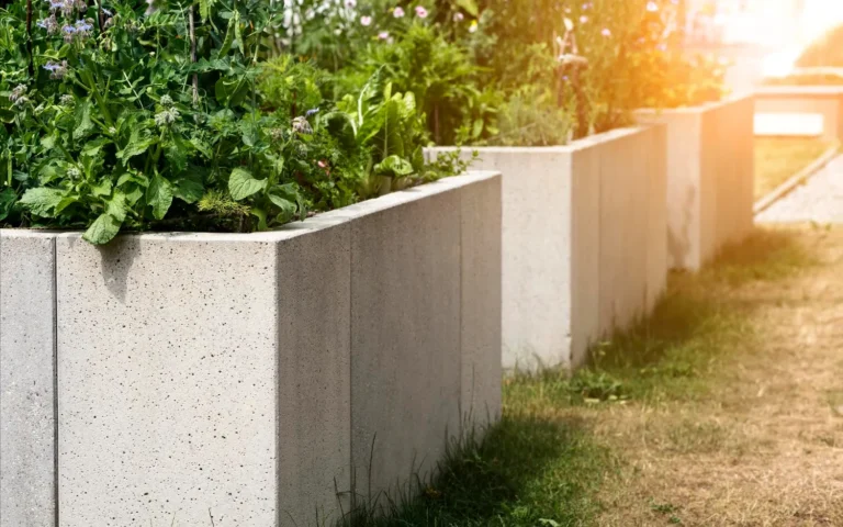 Kolorowe palisady jako akcent w ogrodzie