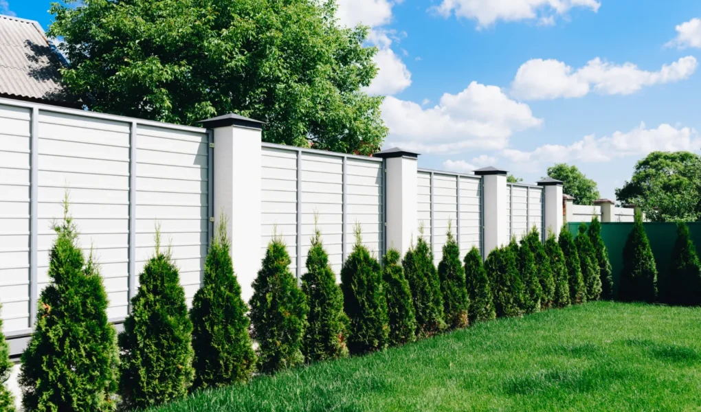 Ogrodzenia z elementami drewnianymi