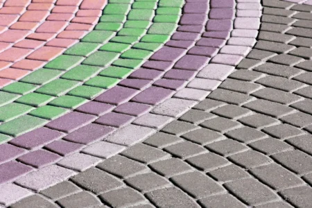 Kolorowa kostka brukowa jako element dekoracyjny podwórka