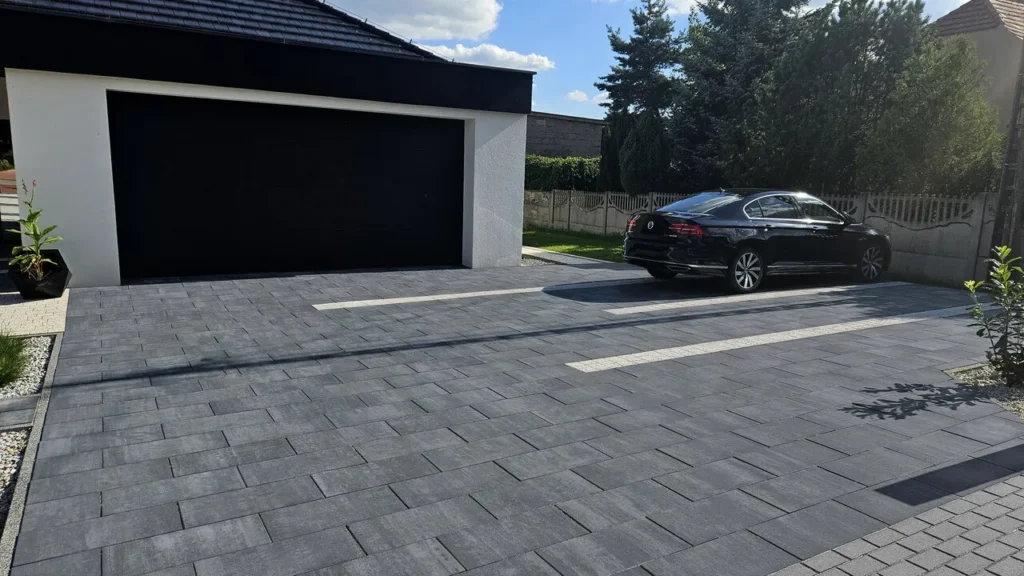 Podjazd z płyt brukowych a obciążenie samochodem