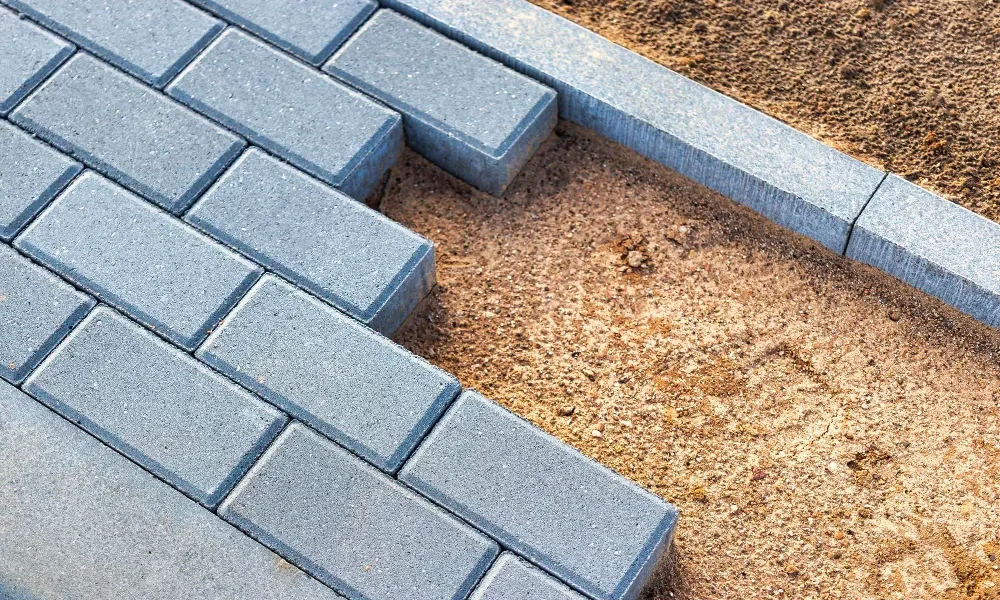 Obrzeża a kostka brukowa o różnych kolorach