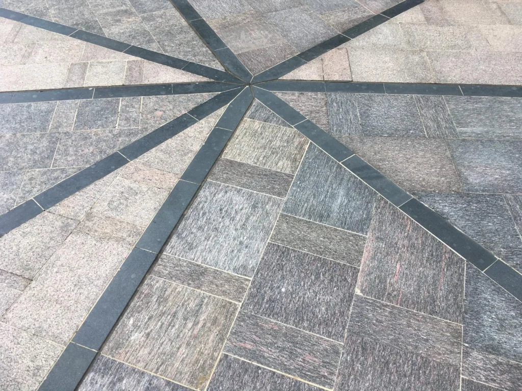 Jak łączyć kostkę z płytami betonowymi?