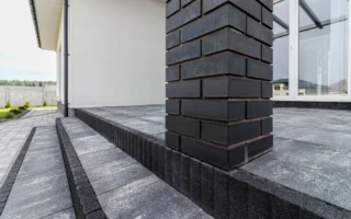 Jak obrzeża podkreślają geometryczne wzory z kostki brukowej