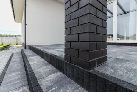 Jak obrzeża podkreślają geometryczne wzory z kostki brukowej