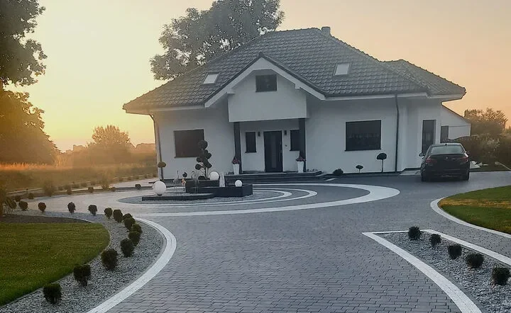 Podjazd z płyt a obciążenie samochodem